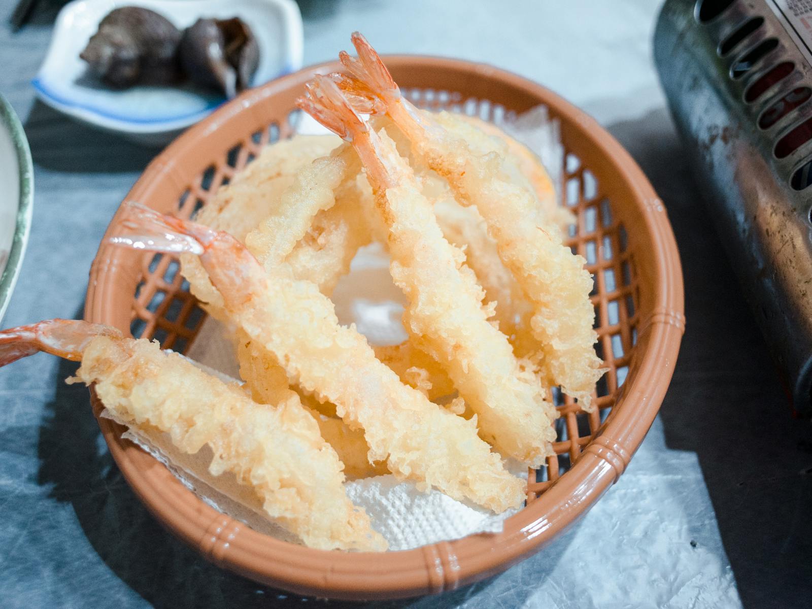 Cestino di gamberi in tempura dorata serviti con contorno